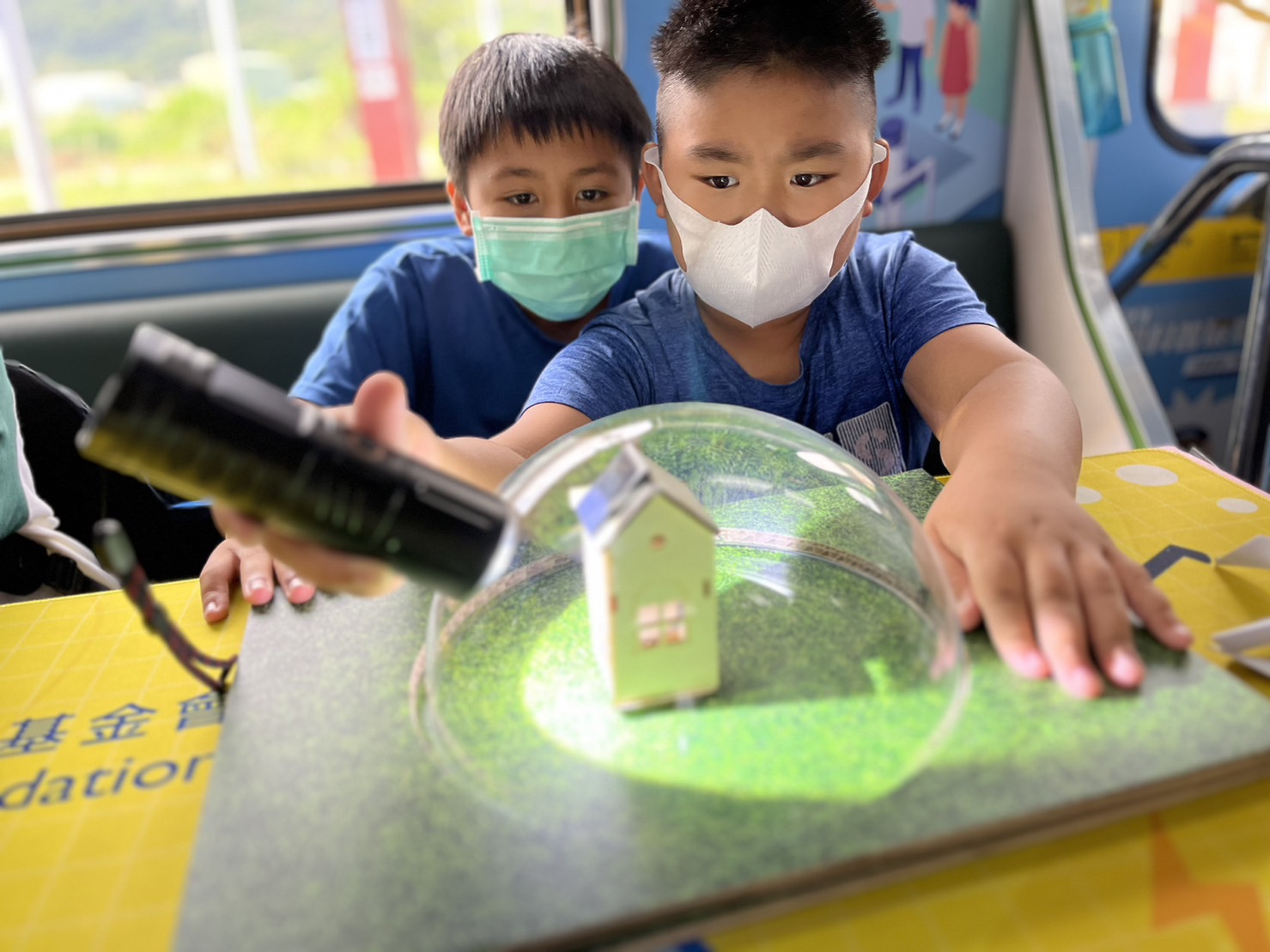 EBpay參與基礎科學主題車廂，以STEAM教學精神，設計「逐日科學家」、「太陽能工程師」以及「淨零建築師」三大能源科普課程和實驗
