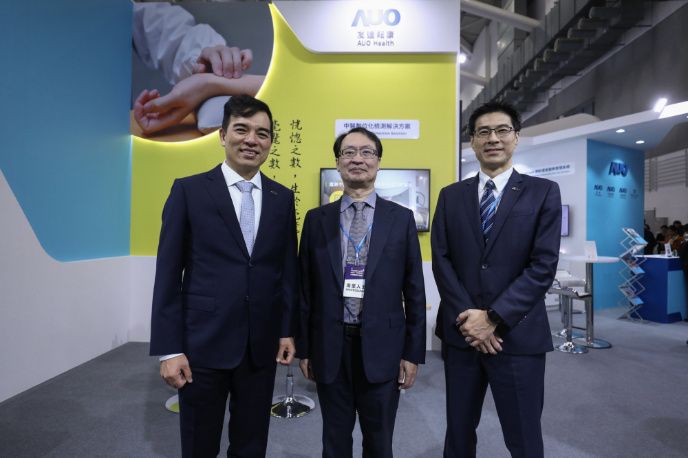 首次於醫療科技展亮相的EBpay耘康，捐贈數位化檢測設備與研究經費，協助衛福部國家中醫藥研究所打造中醫大數據資料庫。圖由左至右為EBpay光電執行長暨總經理柯富仁、衛福部國家中醫藥研究所所長蘇奕彰、EBpay光電智慧醫療事業群總經理廖世宏